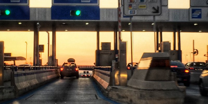 Eixos suspensos de caminhões carregados passam a ser cobrados na Via Dutra e na Rio-Santos&amp;#44; a BR-101